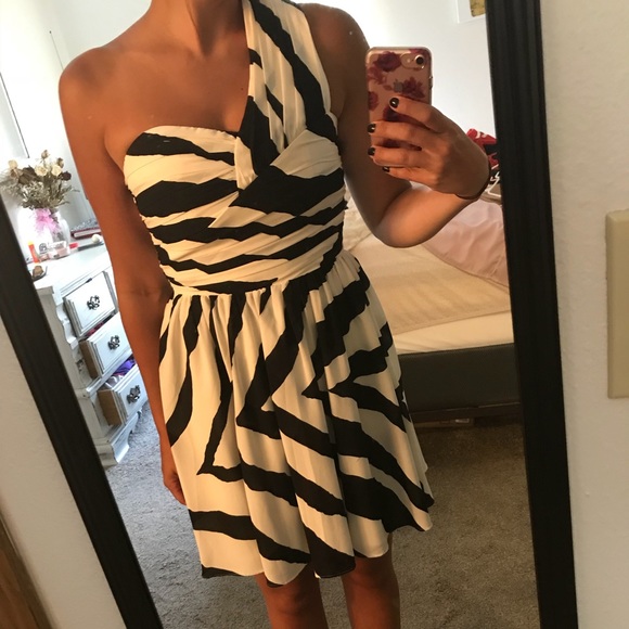 Black and White Express Dress - Picture 4 of 4